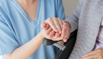 仕事しながら介護する「ビジネスケアラー」とは? 課題や両立への取り組み