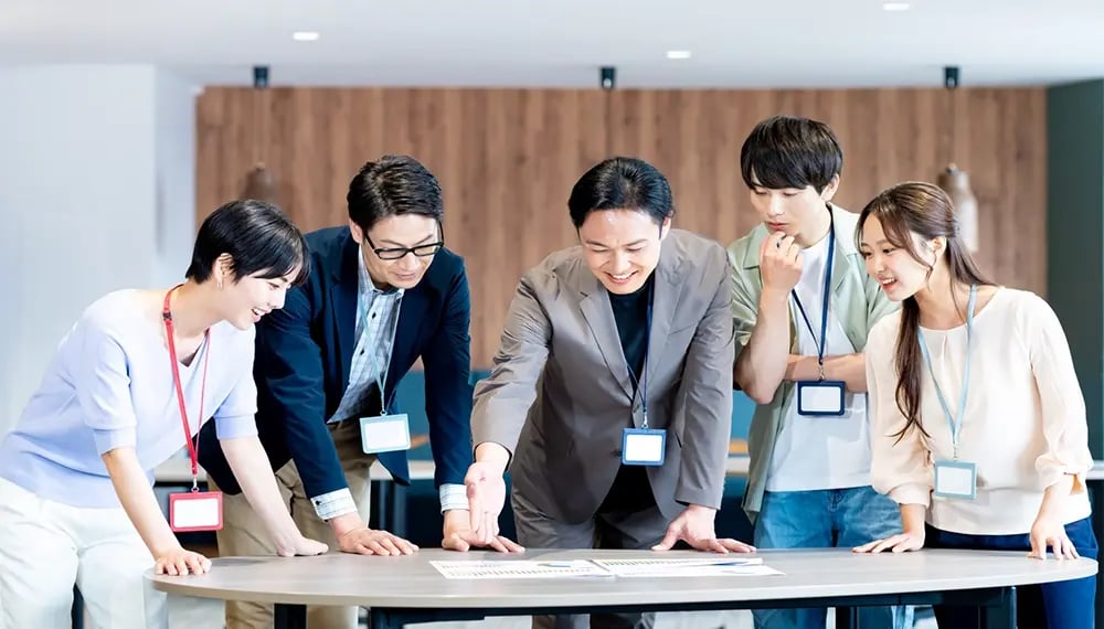 フォロワーシップとは?リーダーシップとの違いや行動例、育成のポイントを解説